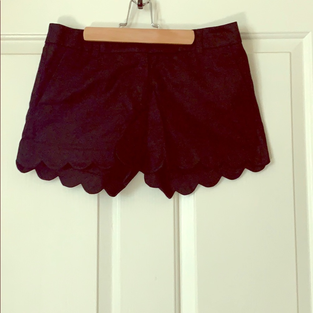 Linen Black Scalloped Shorts
